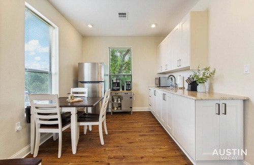Hughes Park Lake House | Lakeway Hideaway! Beautiful Place by Lake Travis