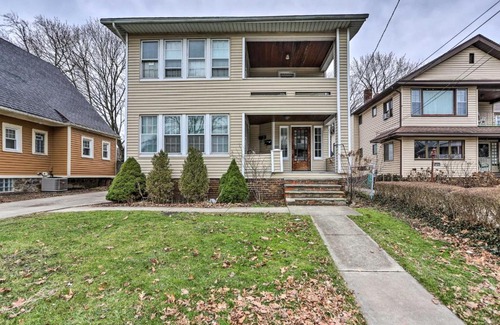 Lakewood House | Lakewood Home with Yard about 8 Mi to Cleveland!