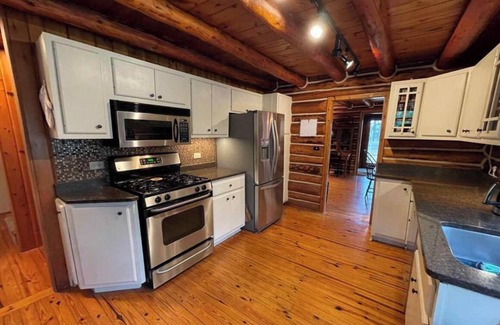 Upper Peninsula Michigan Cabin | Lakewood Lodge - Marquette Log Cabin w/Lake Views