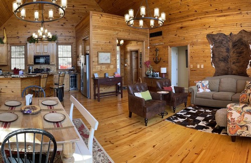 Sloans Valley Cabin | Lakin’ It Easy at Lake Cumberland Resort Burnside KY 4 KING BEDS & 4 FULL BATHS