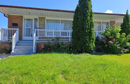 Malton House | Lala-land (5km/8min from Pearson airport; 250m to Westwood mall; 2.5km to GO)