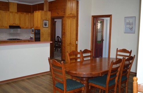 Ararat House | LAM001 · Cosy California Bungalow in Ararat, Grampians
