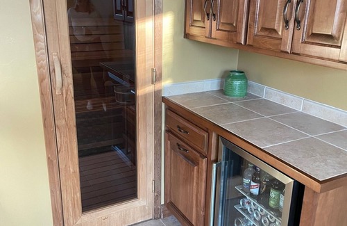 Ashwaubenon House | Lambeau Field retreat 1.6 Miles from Lambeau n2k sqft Lower level Luxury Walkout