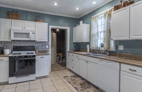 Starkville House | Lamplight Cottage, easy walk to Main Street!