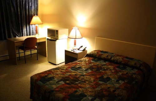 Three Hills Hotel | Lamplighter Inn