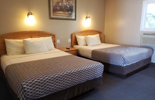 Three Hills Hotel | Lamplighter Inn