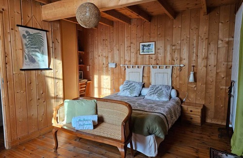 Aillas Bed & Breakfast | Landes" guest room with private Nordic bath