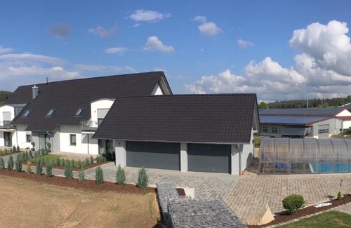 Neukirchen-Balbini Apartment | Landhaus Ferienwohnungen mit Pool und Wellness