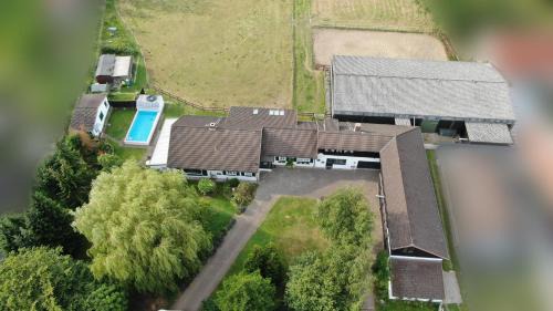 Bosau House | Landhaus Hideaway mit Aussenpool, Sauna und Kamin