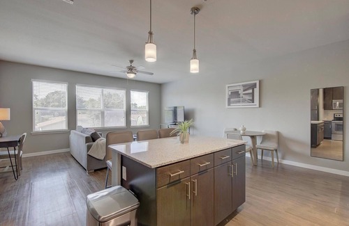 Terrell Heights Apartment | Landing at Republic At Alamo Heights - 2 Bedroo.