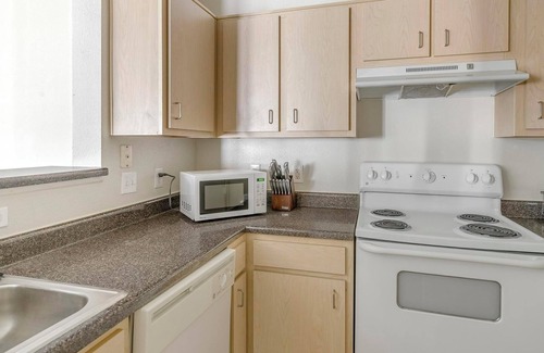 Southbelt/Ellington Apartment | Landing at Settlers Ranch - 2 Bedrooms in South.