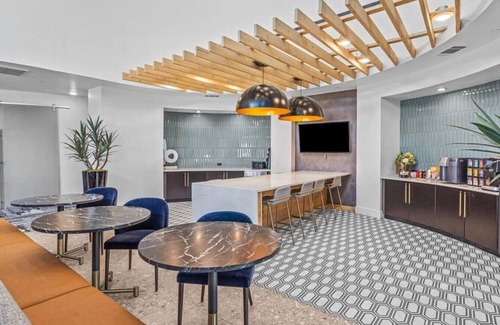 Vickery Meadow Apartment | Landing at The Mark at Midtown - 1 Bedroom in Northwest Dallas