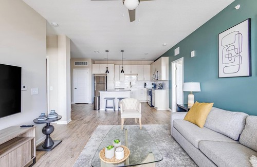 Kenton Apartment | Landing | Beautiful 2BD, Gym, Pool