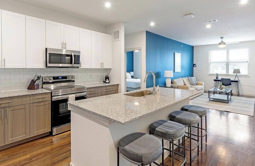 Fate Apartment | Landing | Chic 2BD, Gym, Pool