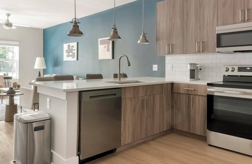 Town Center Apartment | Landing | Modern 1BD, Rooftop Lounge, Gym
