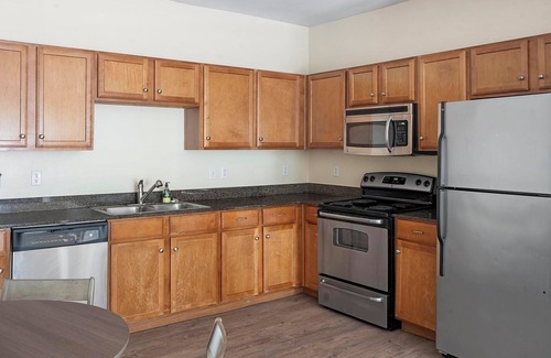 Sweetbriar Apartment | Landing | Stunning 2BD, Clubhouse, Courtyard
