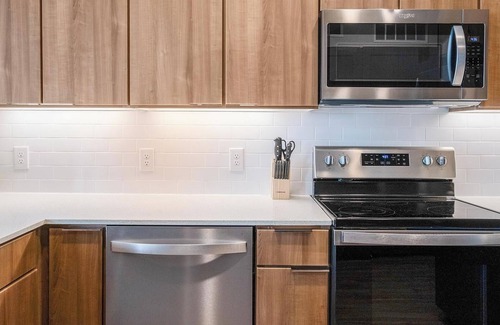 Buda Apartment | Landing | Stylish 1BD in Brooks Crossing