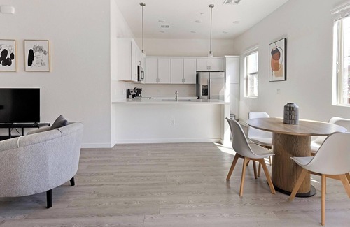 Oro Valley Apartment | Landing | Stylish 2BD, Pool
