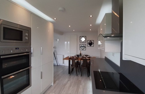Hepworth House | Lane End Cottage Holmfirth - Panoramic Views, Modernised with offroad parking