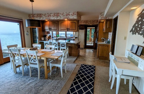 Langley House | Langley Beach House - 5 bedroom waterfront home in downtown Langley!