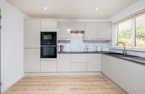 Dundee Apartment | Langley House, 5 bed, all doubles with Smart TV, 3 bath, 2 lounges, FULLY equipped kitchen, FREE parking, PERFECT for BUSINESS, TRADES, GOLF and relocation 5 Min to EDEN and Port projects Wifi, Smart Tv, garden, dishwasher