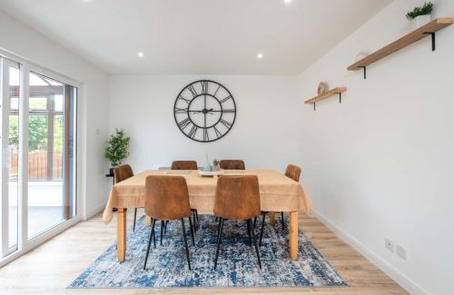 Dundee Apartment | Langley House, 5 bed, all doubles with Smart TV, 3 bath, 2 lounges, FULLY equipped kitchen, FREE parking, PERFECT for BUSINESS, TRADES, GOLF and relocation 5 Min to EDEN and Port projects Wifi, Smart Tv, garden, dishwasher