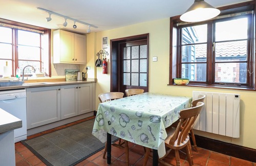 Happisburgh Cottage | LANTHORN COTTAGE, pet friendly in Happisburgh, East Anglia