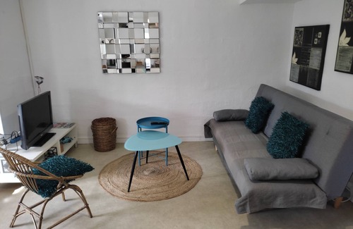 Saint-Martin-de-Valgalgues Apartment | Large studio in house