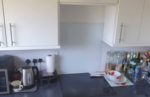 Horsham Apartment | Large 1 Bedroom Flat With Fitted Kitchen and a Leather Sofa Chair