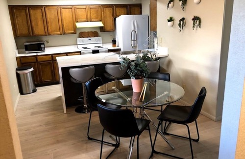 Redding Apartment | Large 2 bed/2 bath apartment- Right by main shopping center