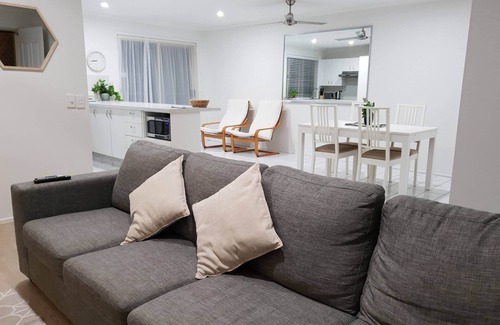 Labrador House | Large 2 bedroom house | Quiet, Central and Modern