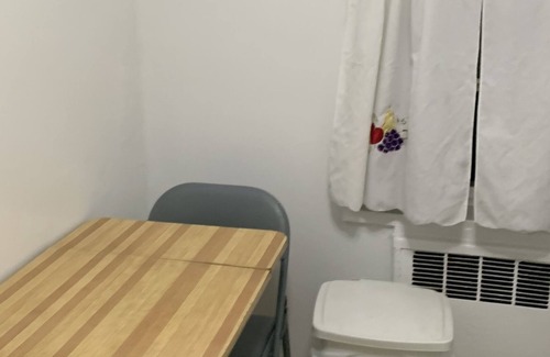 Queens Apartment | Large 2-bedroom/Jr. 4 - 25 minutes to Manhattan.