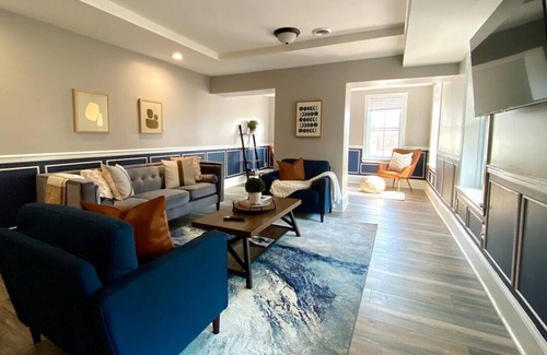 Downtown Wilmington Apartment | Large 2-Level 5 BR Apartment