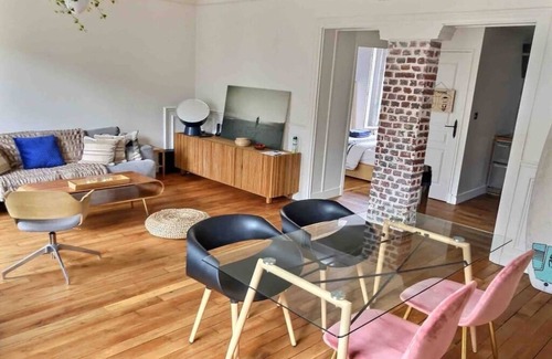Clichy Apartment | Large 2P. Beautiful/sunny. 50m from metro/market/town hall.