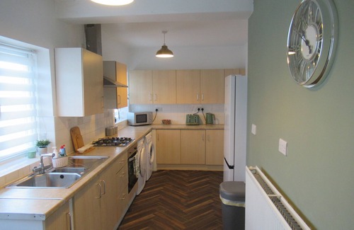 Derby House | Large 4 bedroom house -perfect for contractors.
