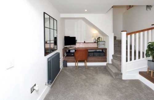 Bearsden House | Large 5-Bed House Family home in Bearsden, Glasgow
