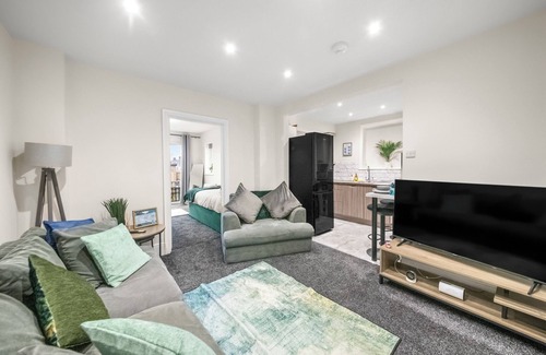 Oxford House | Large 5 Bedroom House, Free Parking, Great Transport Links, Sleeps 11