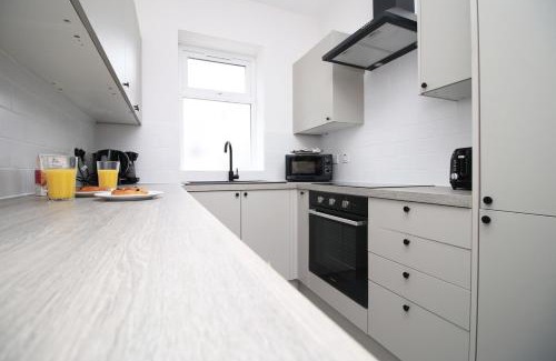 Penylan House | Large 5 Bedroom House - Harlequin Gardens by Tŷ SA