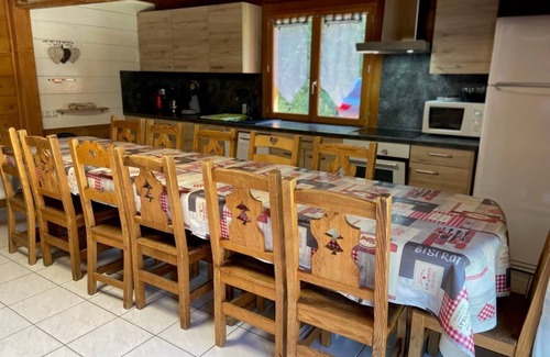 Les Deux Alpes Ski Chalet | Large 6-bedroom chalet for 12/14 people, 170 m2, very well located, ski-in/ski-out.