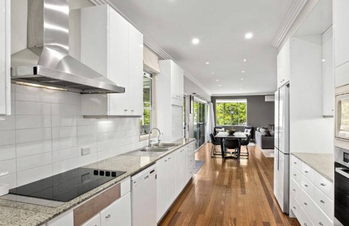 Coffs Harbour House | Large 6 room 12person coastal home mins to anywhere around Coffs, fully equipped
