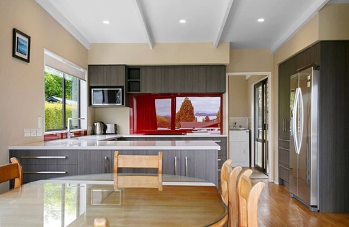 Richmond Heights House | Large accommodation for 8 guests - 4 Queen bedrooms
