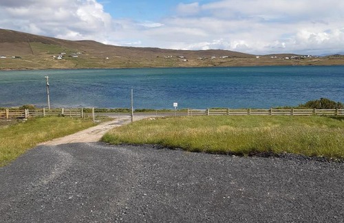 Achill Sound House | Large Achill Island Holiday Home with panoramic sea views F28 Y576 - 3 Bedrooms Sleeps 8 - situated close to The Banshees of Inisherin Pub location