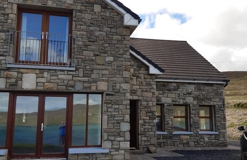 Achill Sound House | Large Achill Island Holiday Home with panoramic sea views F28 Y576 - 3 Bedrooms Sleeps 8 - situated close to The Banshees of Inisherin Pub location