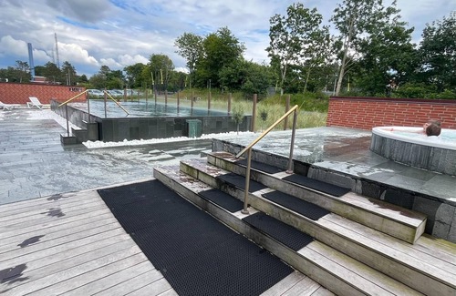 Henne House | Large activity house with free waterpark and bowling.