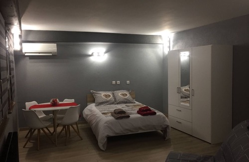 Wasselonne House | Large air-conditioned room for 1 to 4 people with access to the communal swimming pool