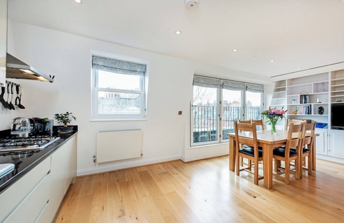 Addison Apartment | Large and Bright Victorian Townhouse with rapid transport links all over London