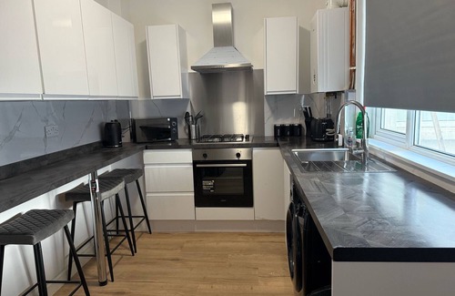 Bridgend House | Large and Peaceful 4-Bedroom House in Bridgend