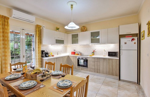Kontokali Apartment | Large apartment with shared swimming pool and garden