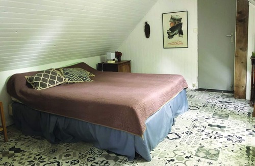 Trigueres Bed & Breakfast | Large bedroom above an artist's studio