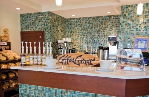 Colliers Bay House | Large bedroom apt with a kitchen big Queen bed and two Murphy beds